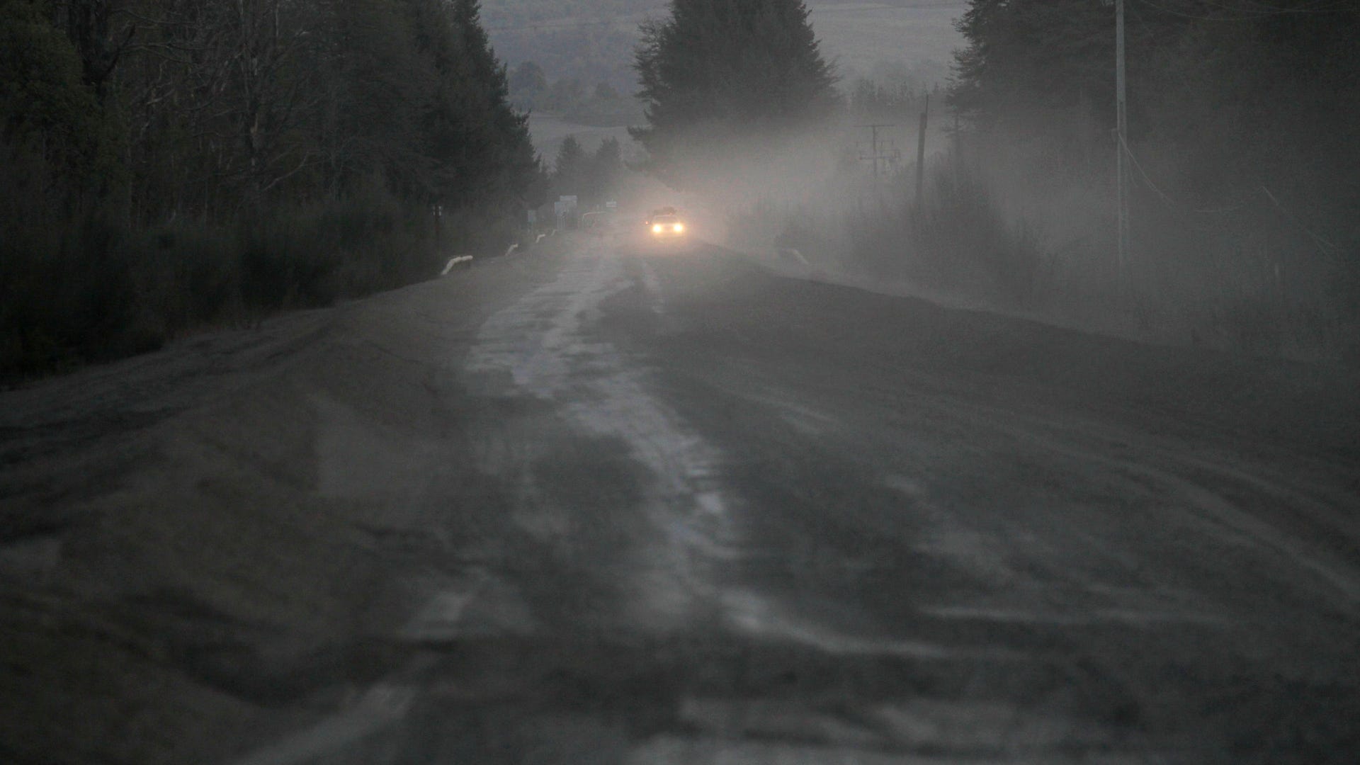 Chile_Volcano_Erupts_Vros__8_