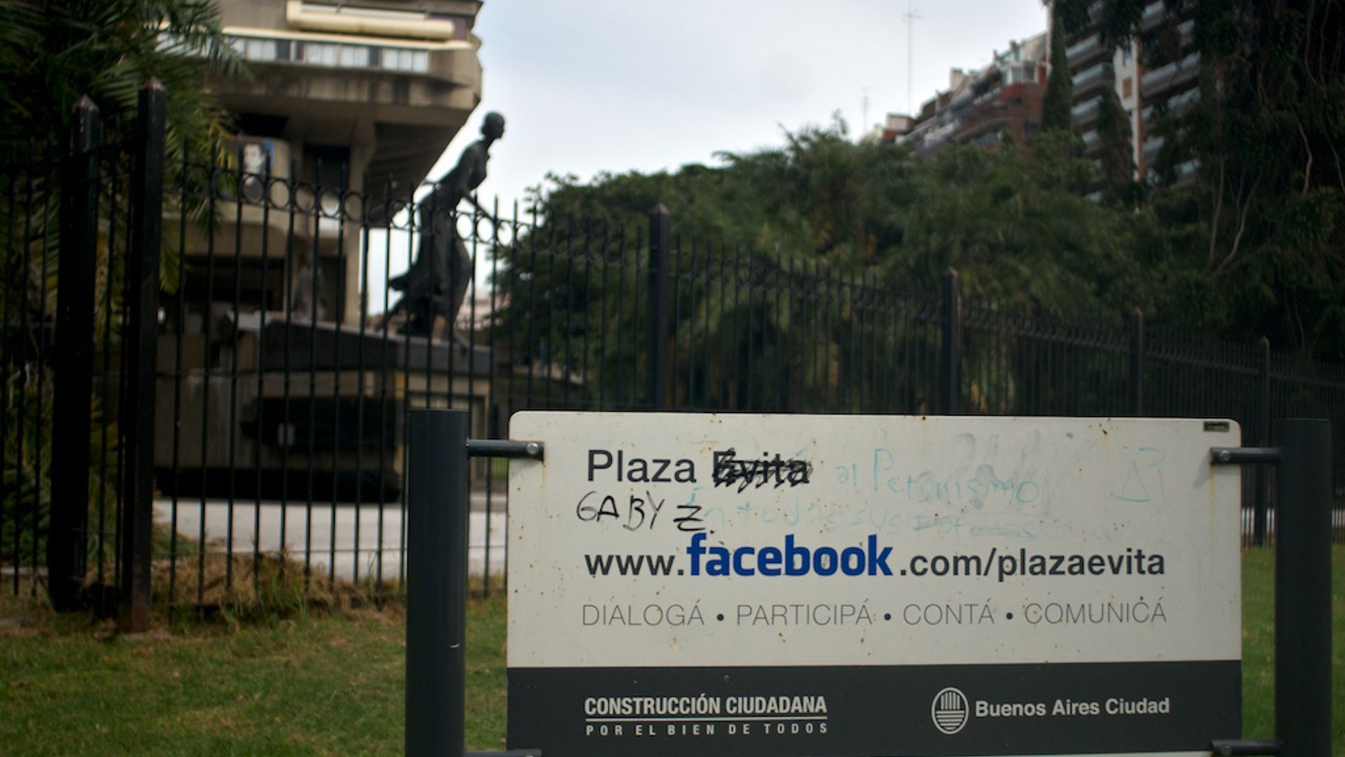 Eva_Peron_Statue_by_Beatrice_Murch_02