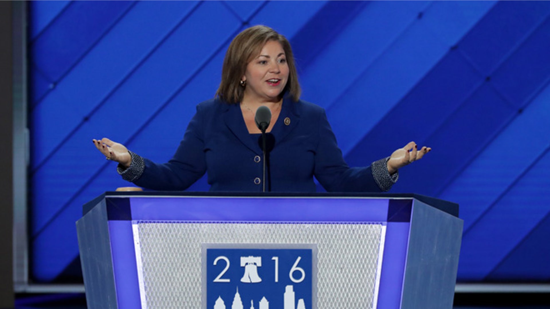 Linda_Sanchez_wearing_blue