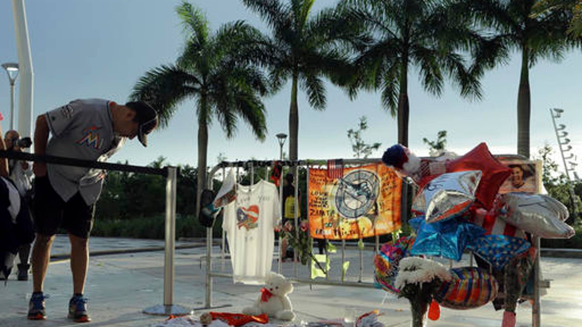 Fernandez_Memorial_flowers_at_ballpark