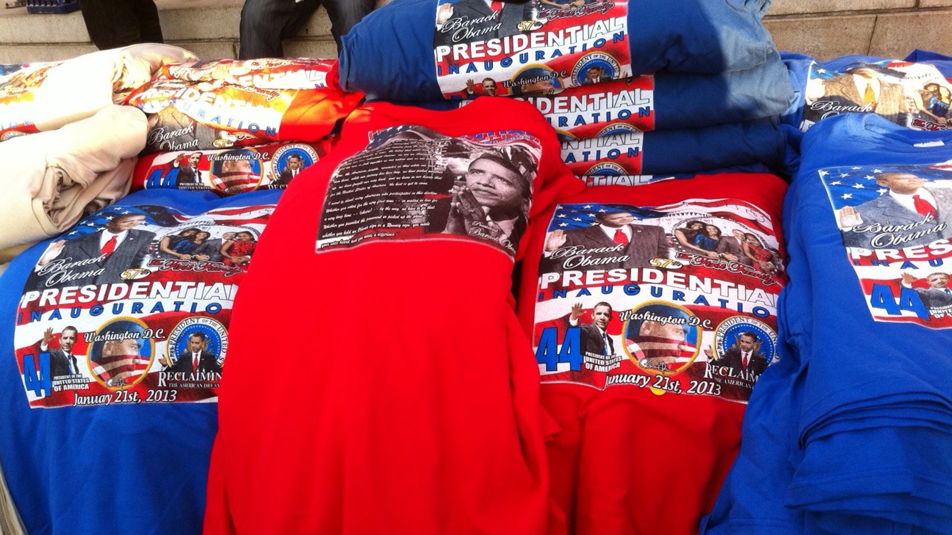 Obama_Swearing_In_2013_Schumer_t_shirts