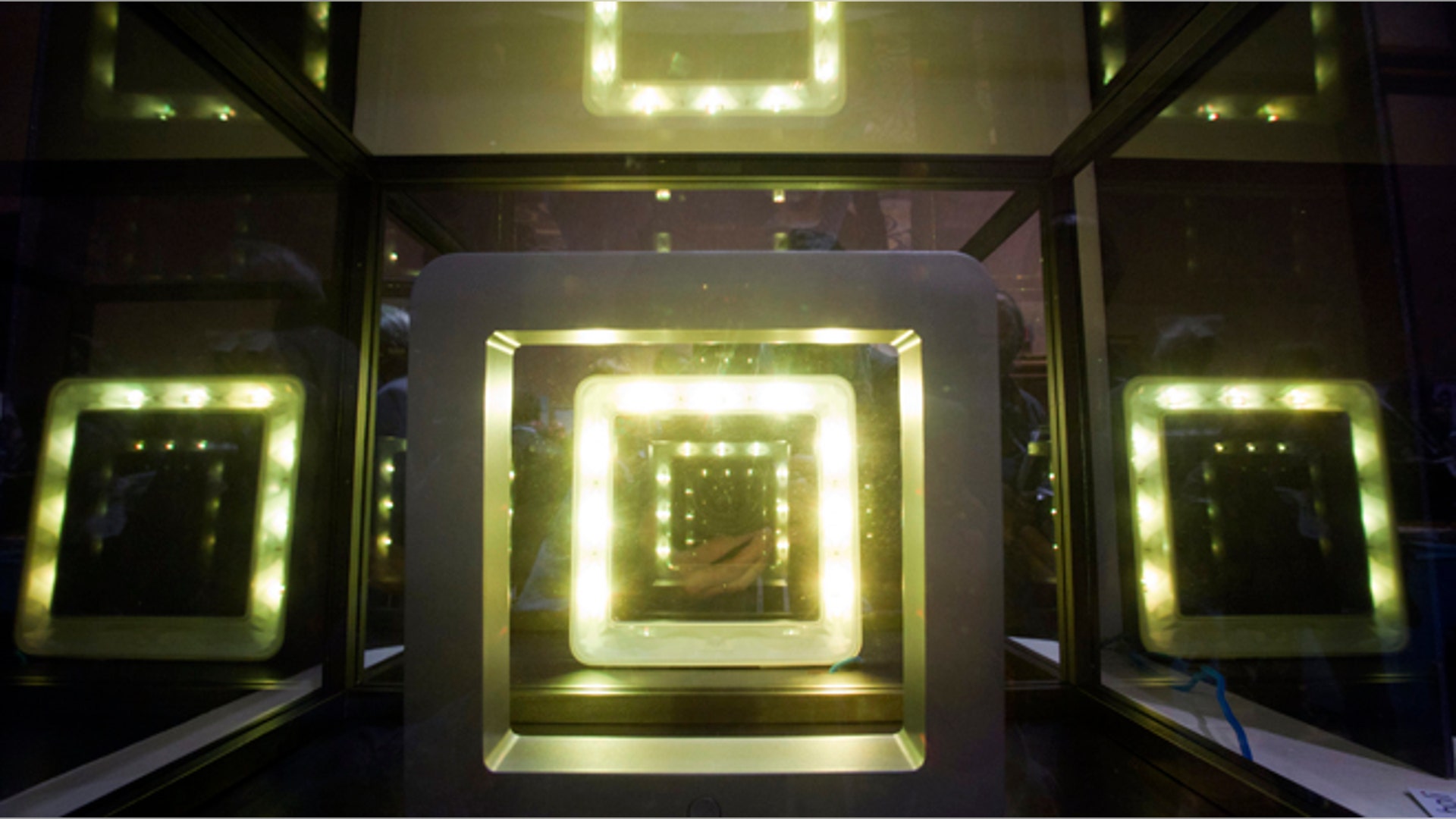 Holi iPhone LED lamp