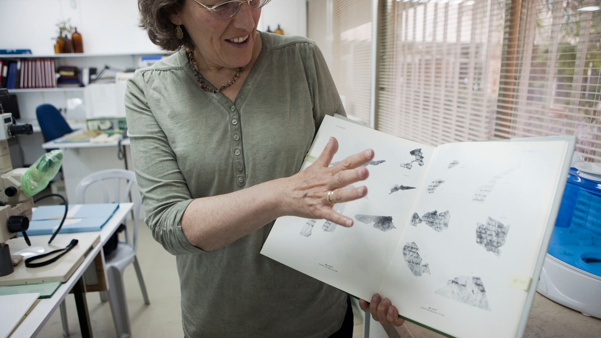 Selling_the_Dead_Sea_Scrolls_4