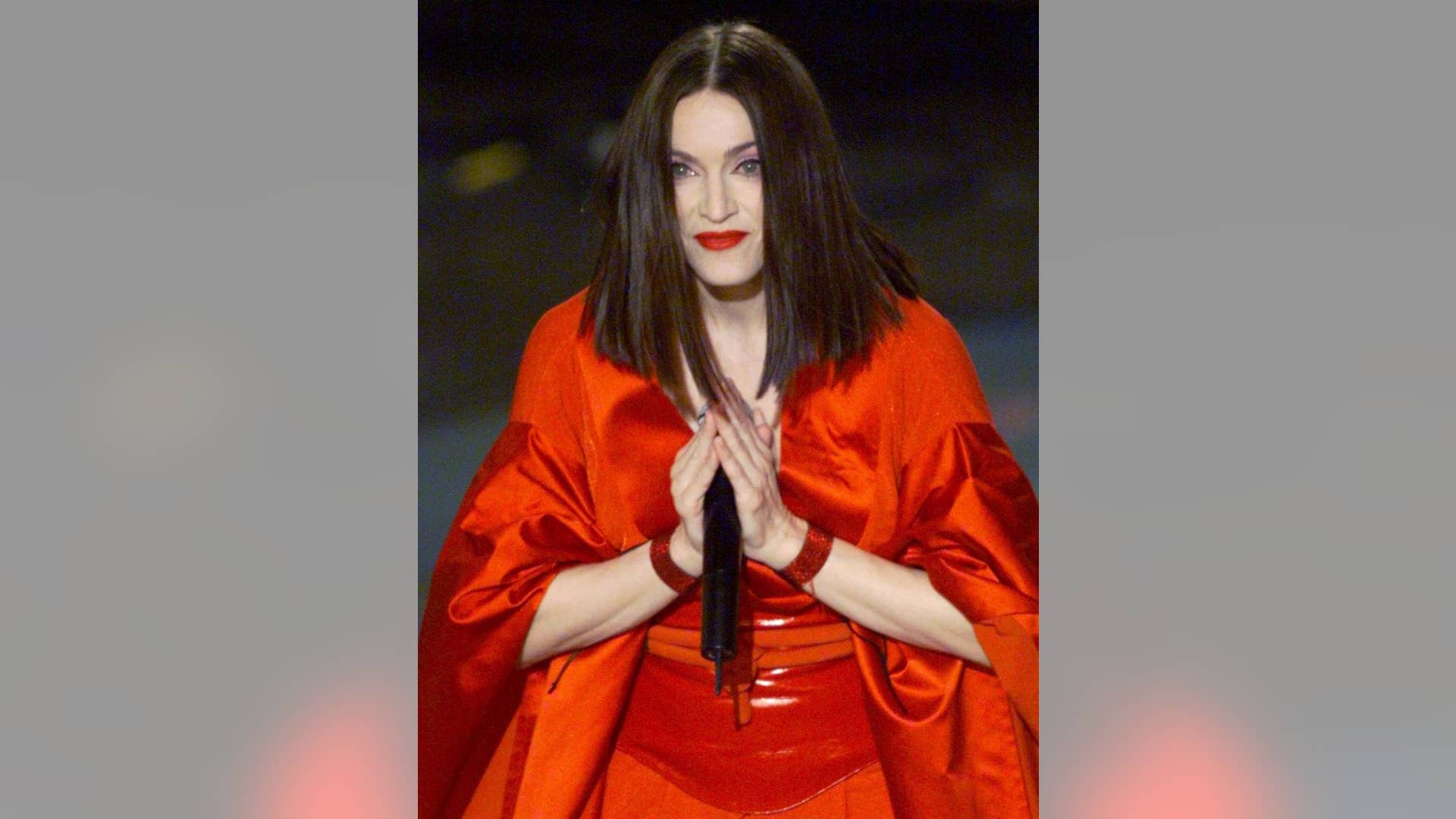 Channeling her inner-Geisha at the 41st Grammy Awards, 1999