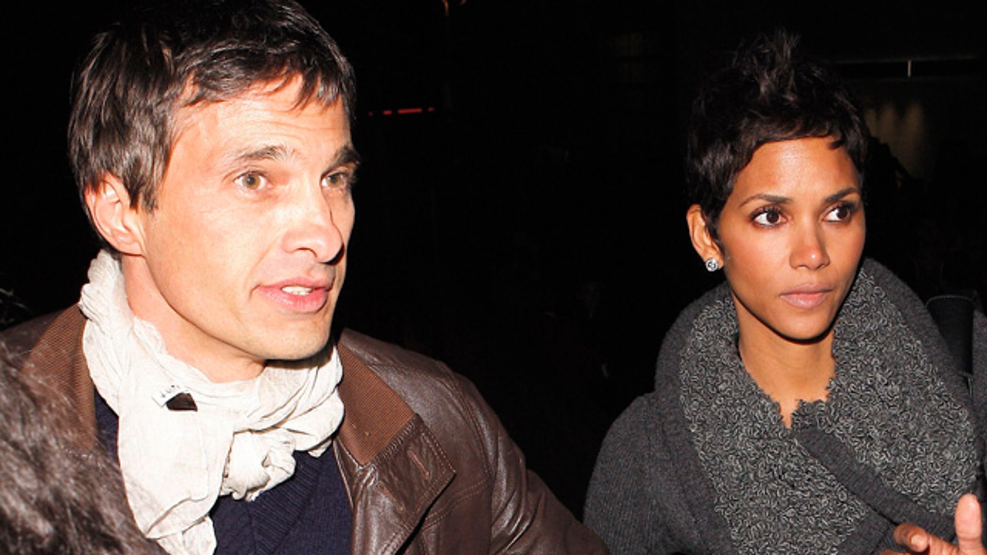 halle berry con 