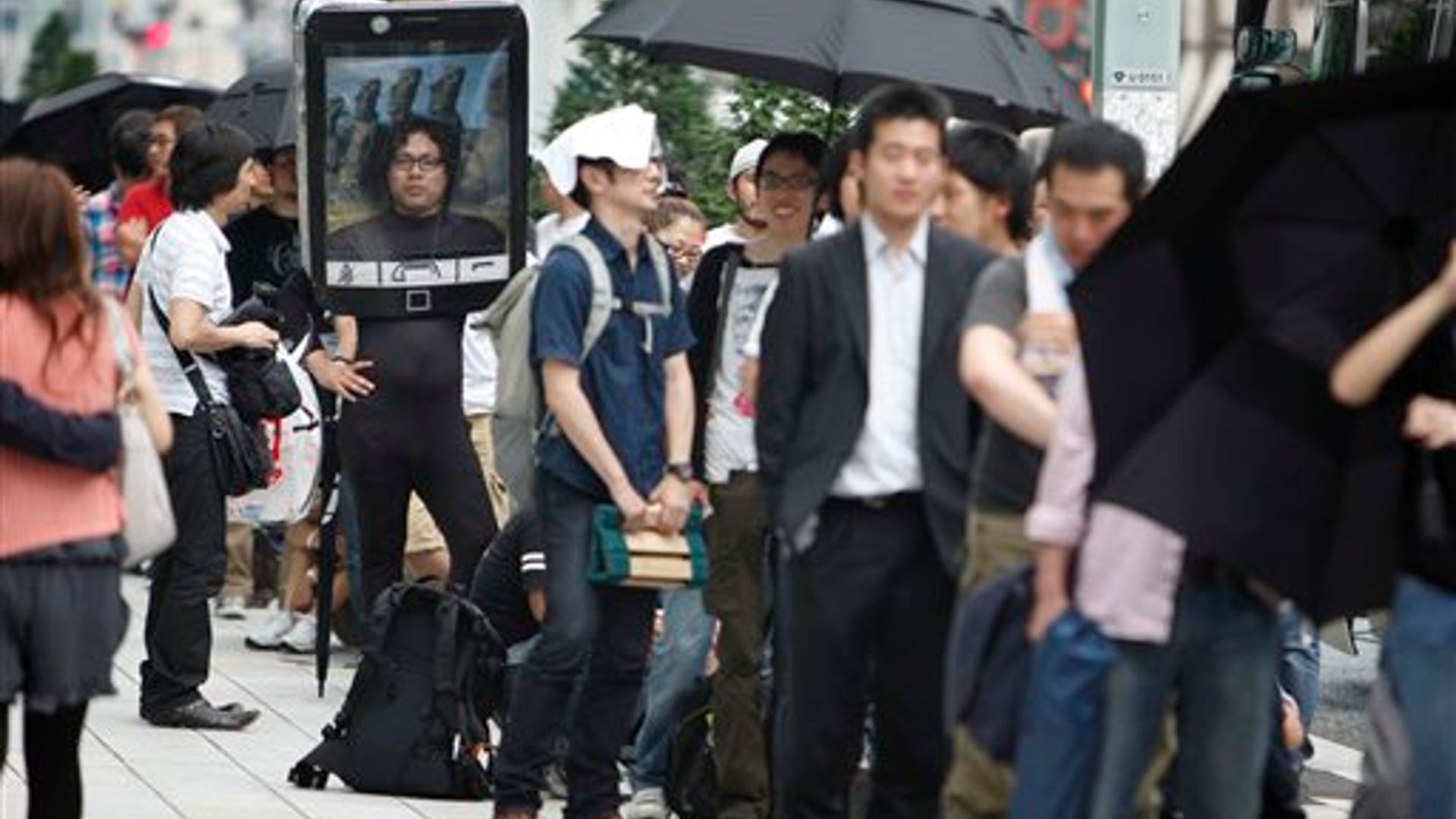 iPhone_Man_Waits_in_Line