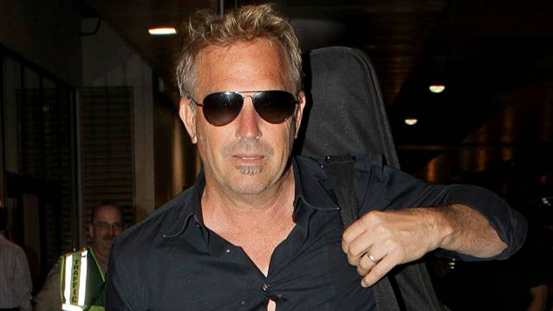 kevin_costner_with_x17