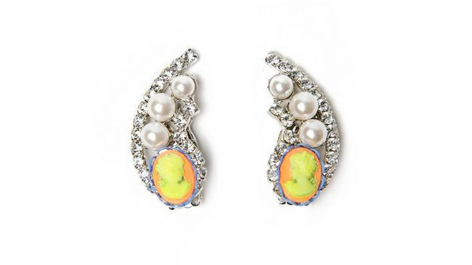 Tom Binns Cameo Jobim Pearl Earring