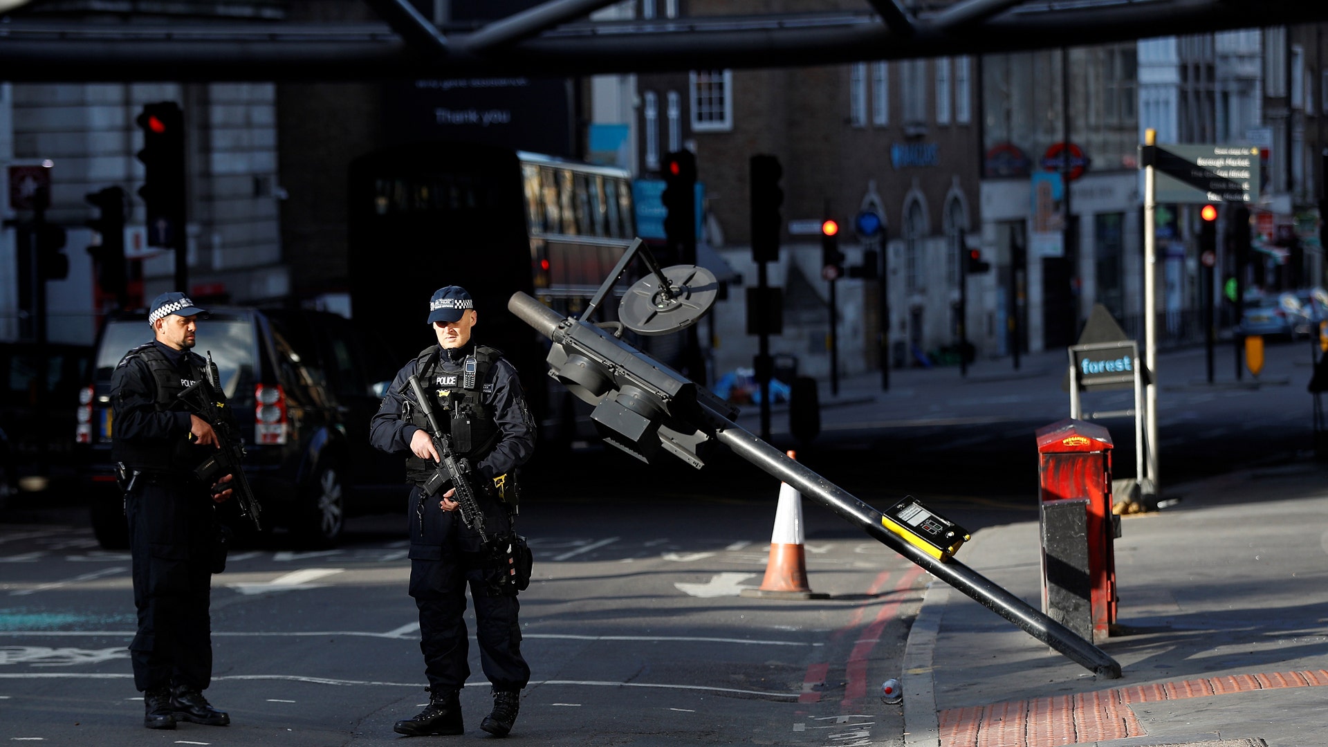 Британский полицейский на фоне лондонского моста. Borough Market terrorist Attack. Borough Market terrorist Attack News.