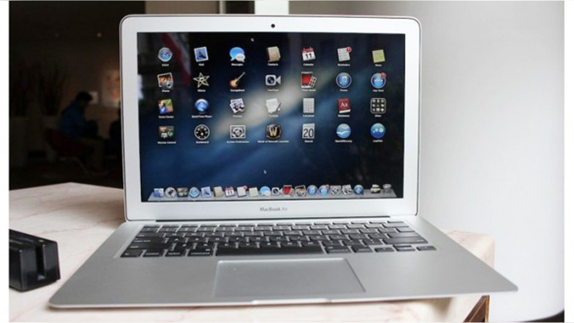 Apple MacBook Air 13-inch (11:40)