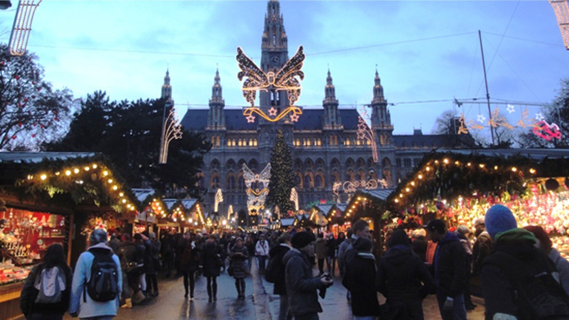 maincorridorVienna_CityHallChristkindlmarkt