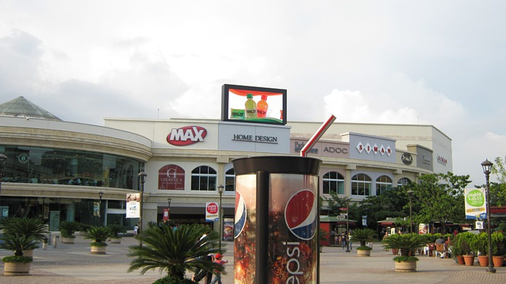 el salvador mall plaza tracy lopez FNL