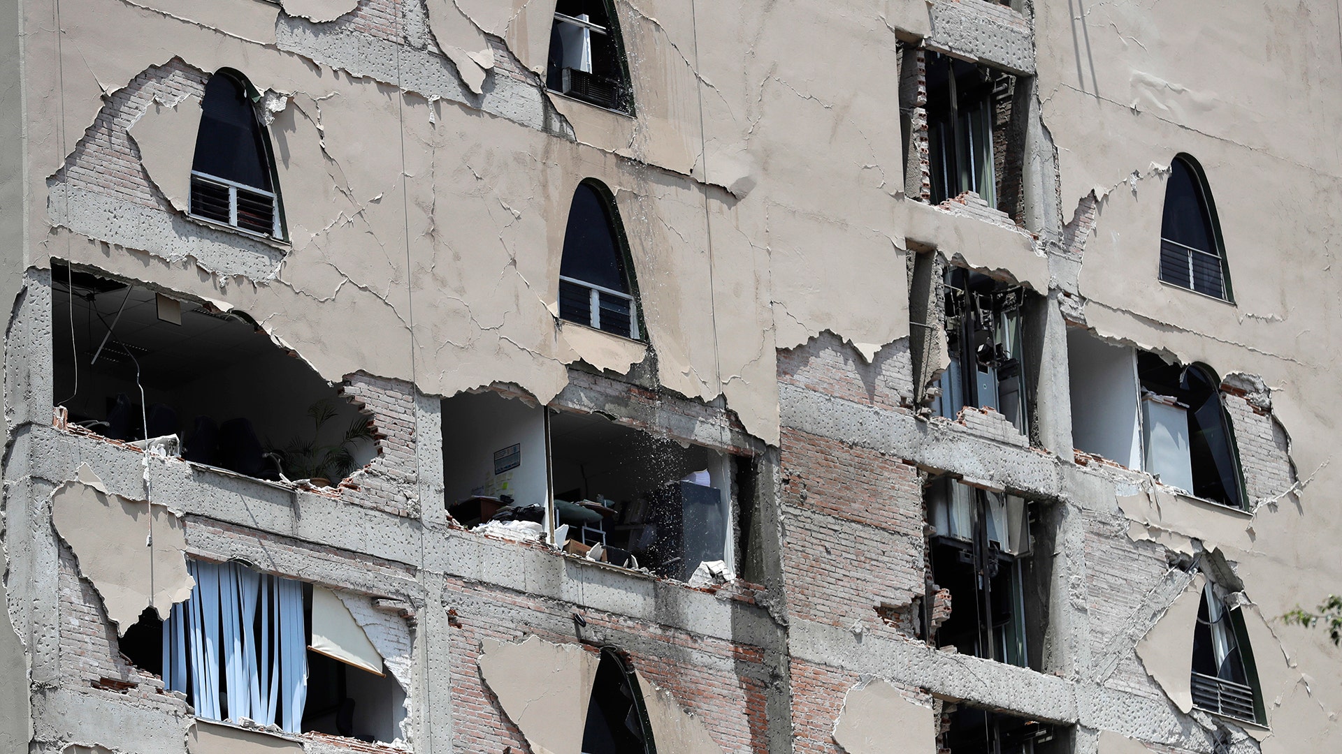 частный дом снесло крышу. сломанная крыша. повреждение дома. разрушения от землетрясения. повреждение дома.