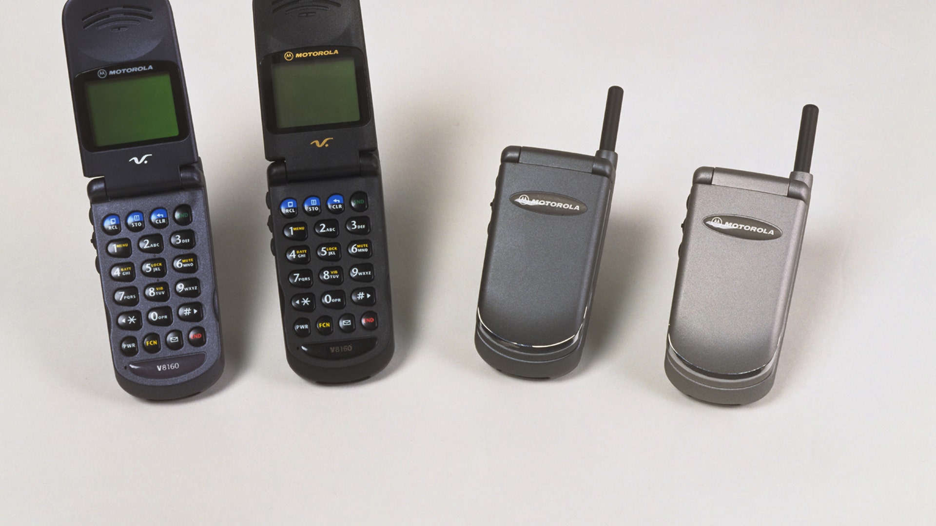 Мобильные 2000 годов. Motorola сотовый 2000. Motorola раскладушка 2000. Motorola v8160. Моторола 2000 раскладушка с антенной.