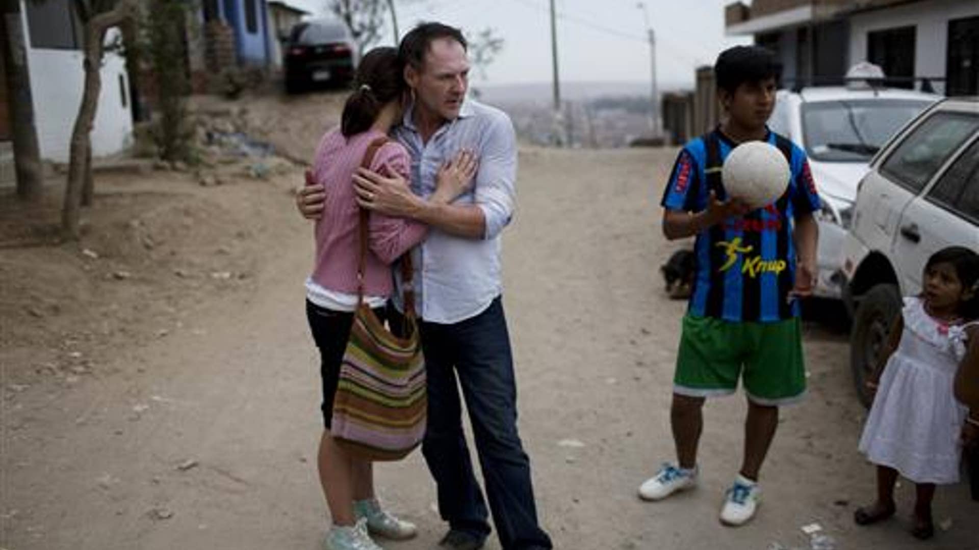 peru_shantytown_tourists