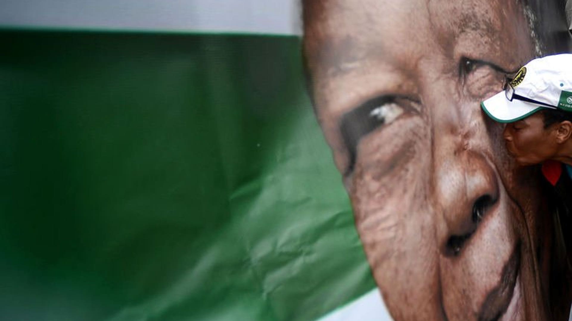 Mandela kiss