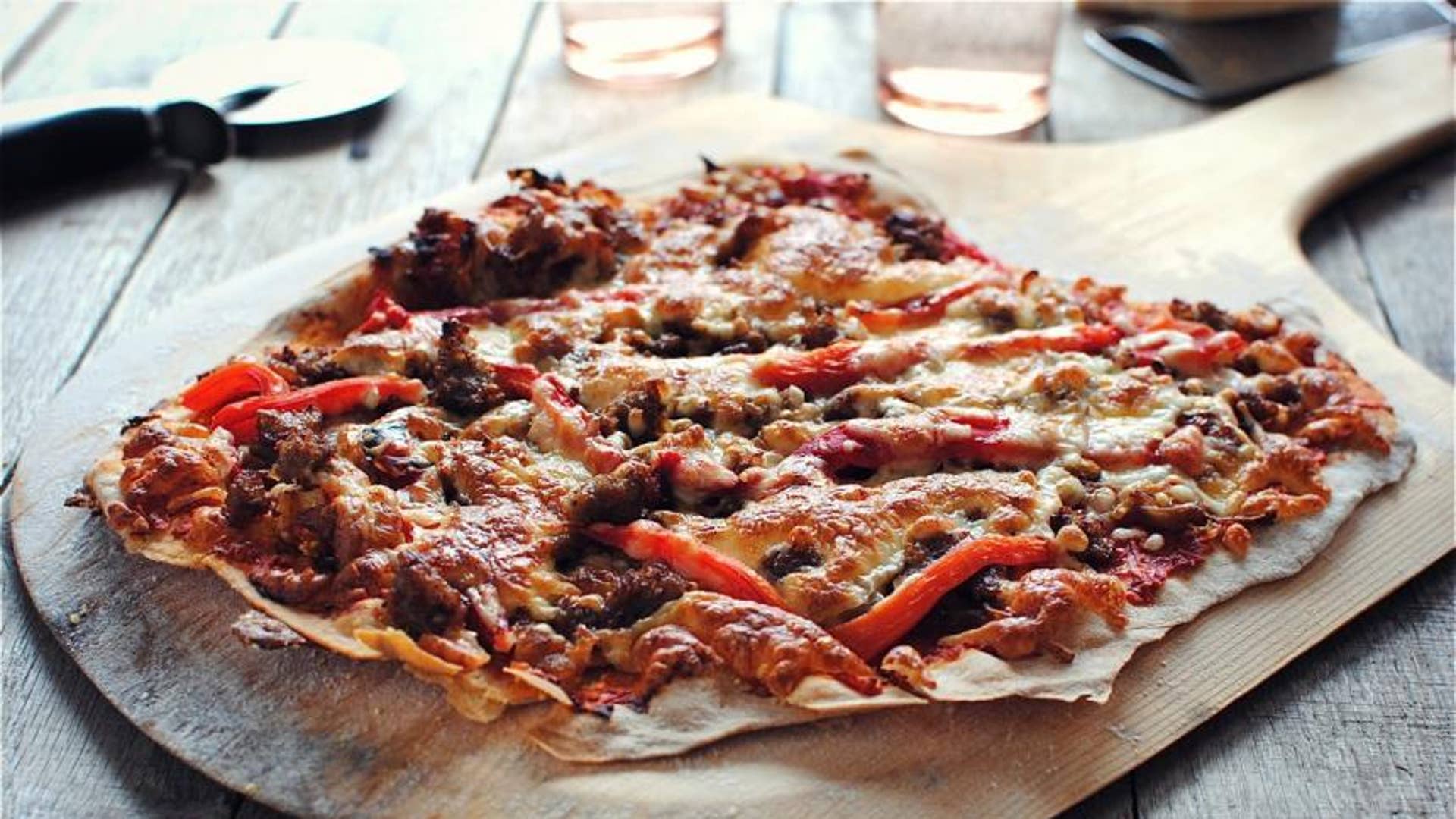 Домашняя пицца на тонком тесте рецепт. Пицца на тонком тесте. Пицца на тонком тесте фото. Корки от пиццы. Thin crust pizza.