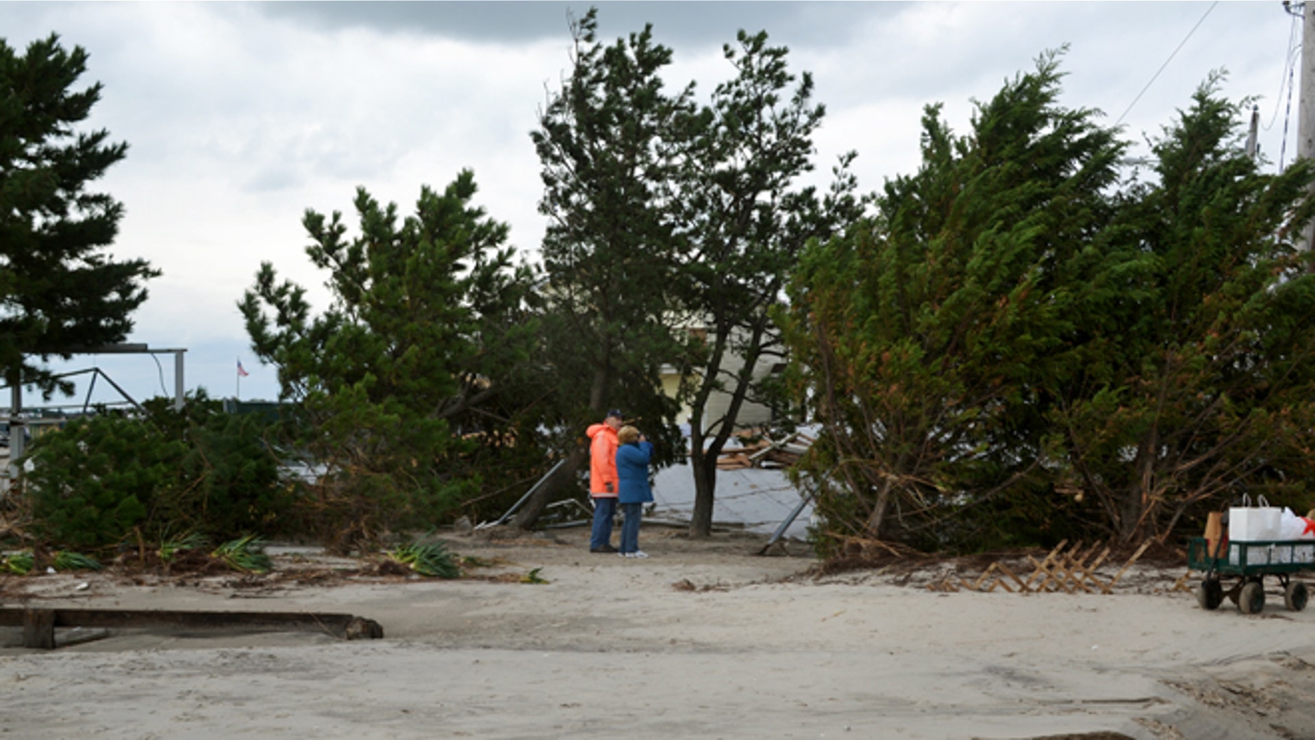 residentstakingpicturesoftheirdamagedhome