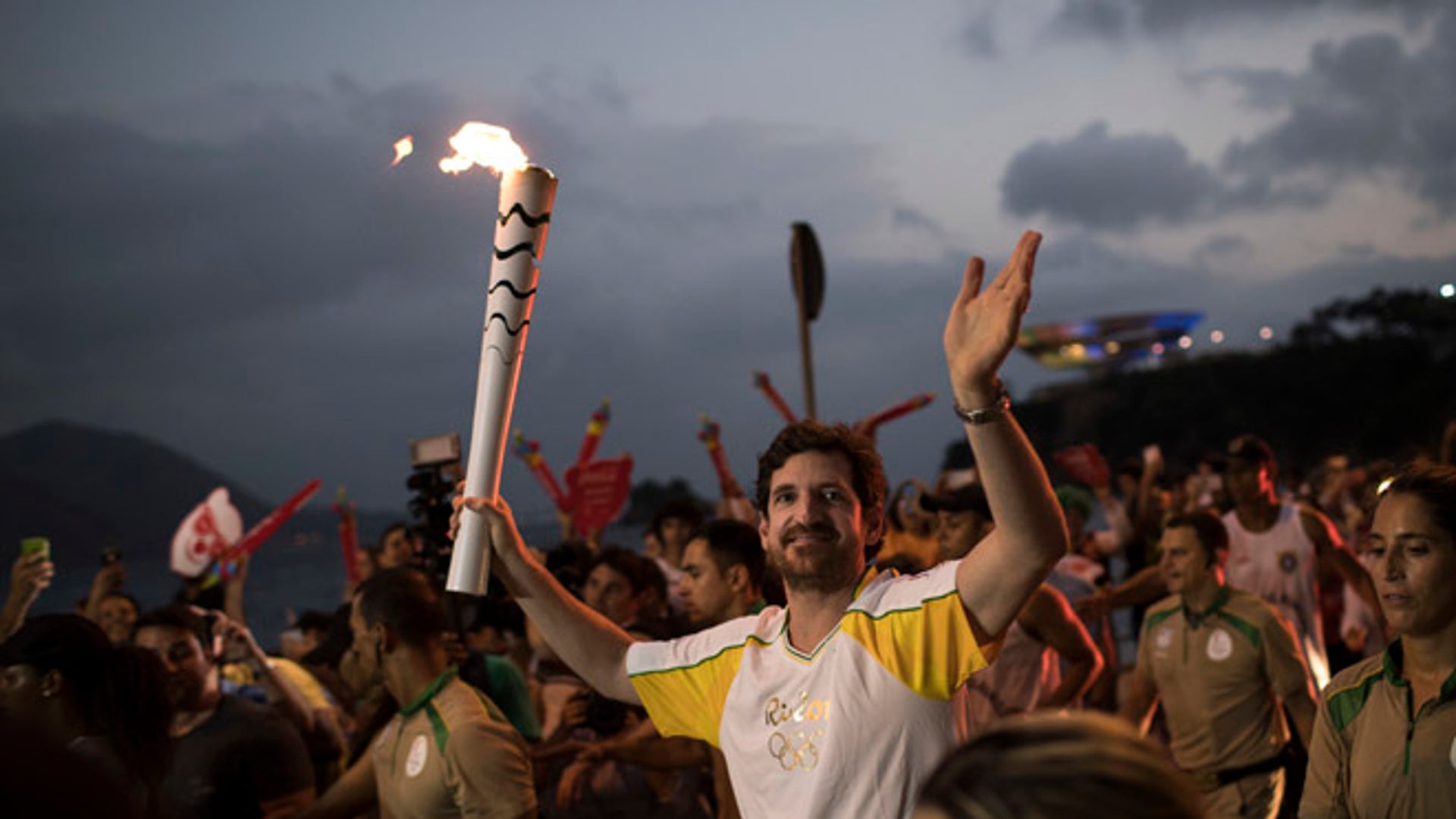 Carry torch. Олимпийский огонь в Рио-де-Жанейро 2016. Олимпийский огонь Рио 2016. Олимпийский огонь Рио де Жанейро. Рио де Жанейро факел 2016.