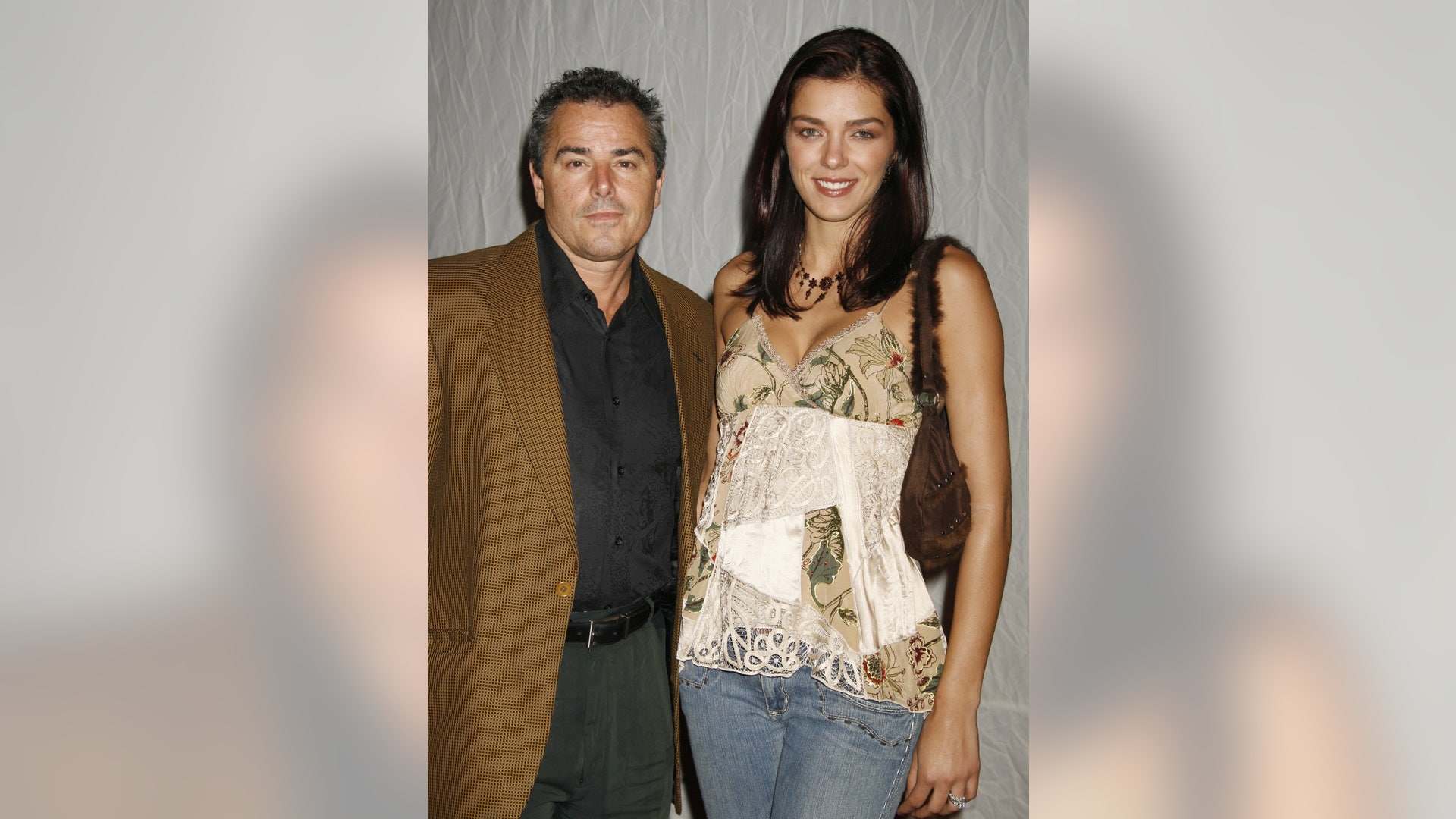 Actor Christopher Knight (L) and Adrianne Curry arrive for a private performance of Cirque du Soleil's production of Delirium in Los Angeles September 14, 2006. REUTERS/Fred Prouser  (UNITED STATES) - RTR1HCPK