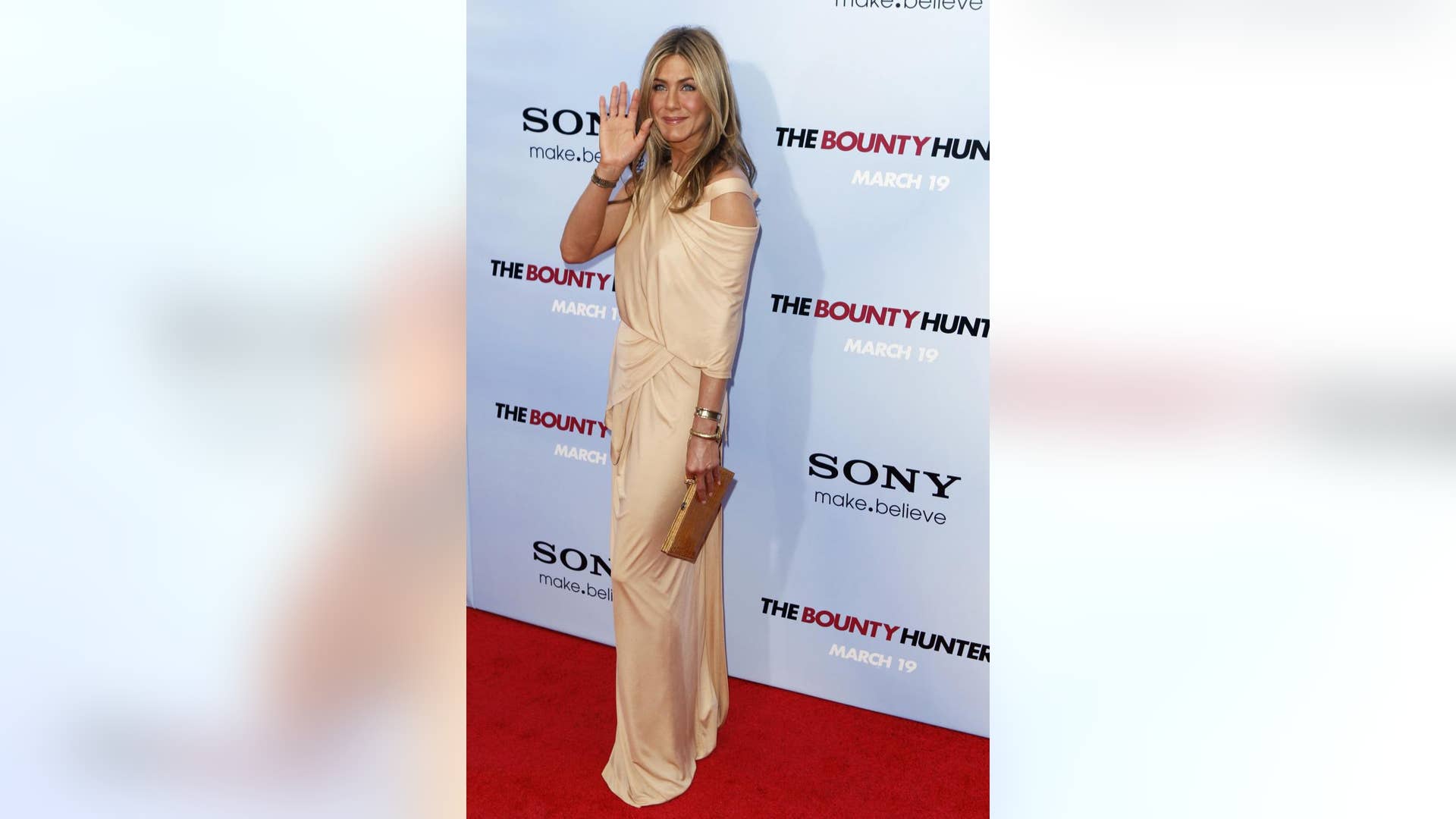In contrast to her normal style, Aniston donned a draped Grecian-style gown by Donna Karan, wearing it with confidence.