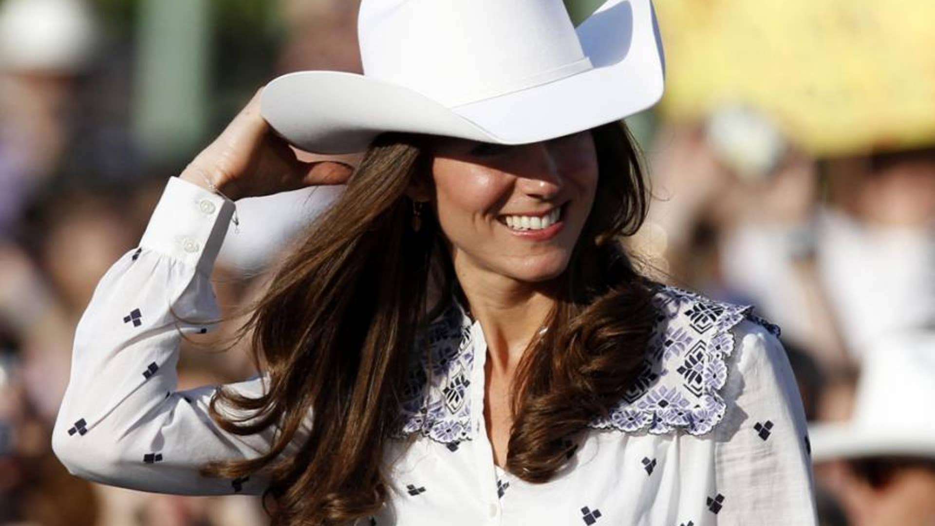 Девушка в ковбойской шляпе. Шляпы Кейт Миддлтон. Кейт Миддлтон в ковбойской шляпе. Кейт Миддлтон в соломенной шляпе. Kate Middleton шляпка белая.