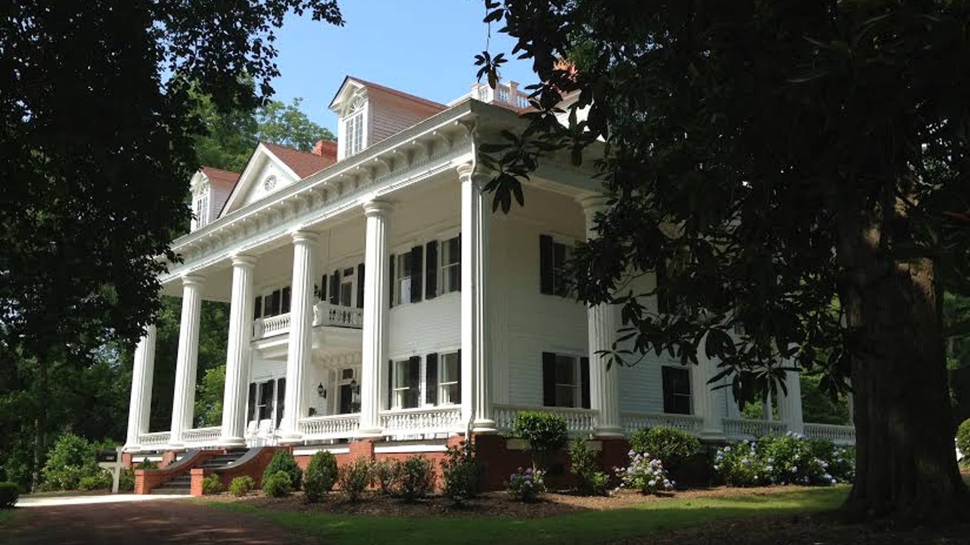 Stately columns at Twelve Oaks