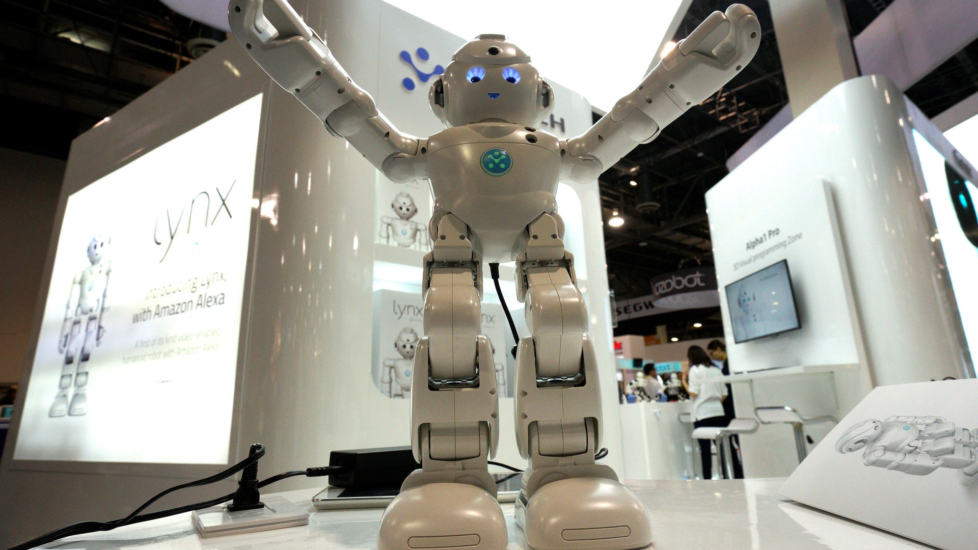 Роботы в будущем. Бытовой робот бытовые роботы. Many the robot. Many the robot. Человек управляет роботом.