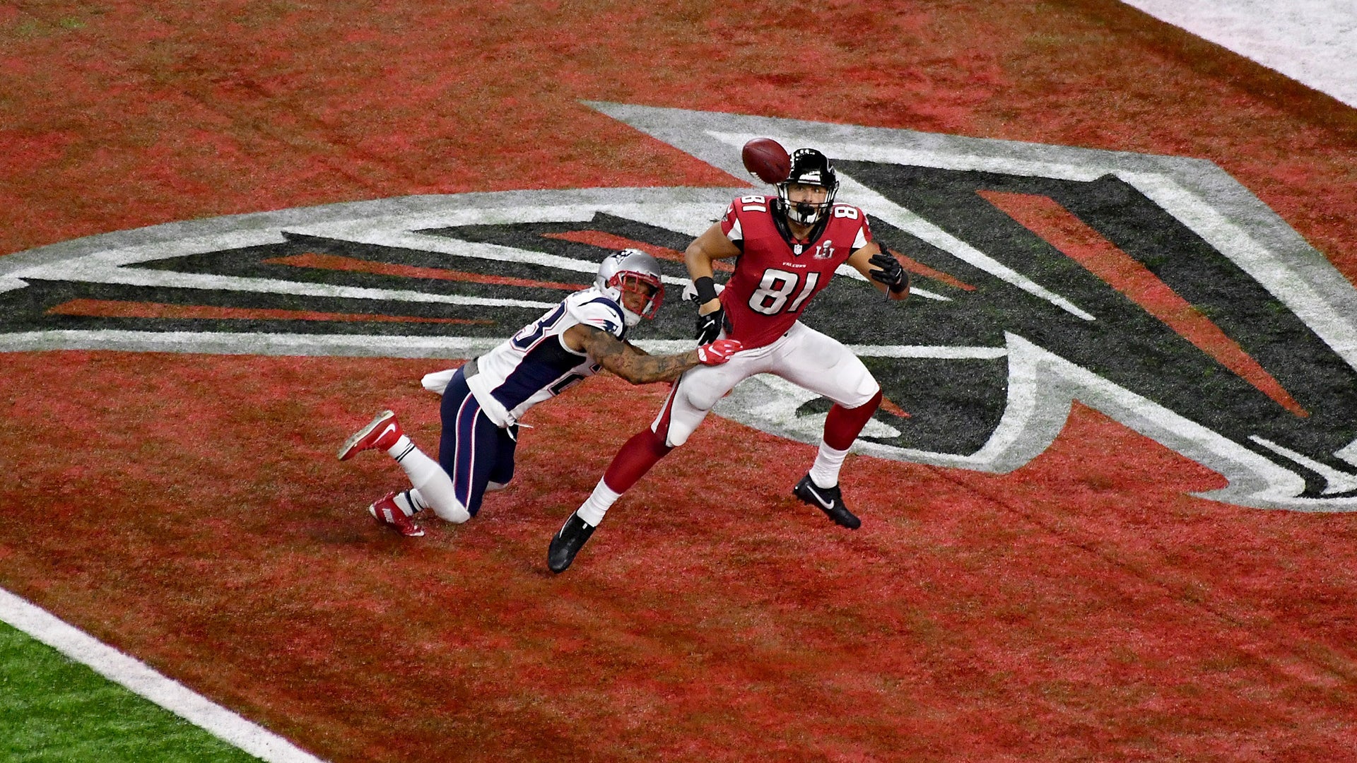 Atlanta Falcons tight end Austin Hooper (81) catches a pass for a touchdown against New England Patriots strong safety Patrick Chung (23) 