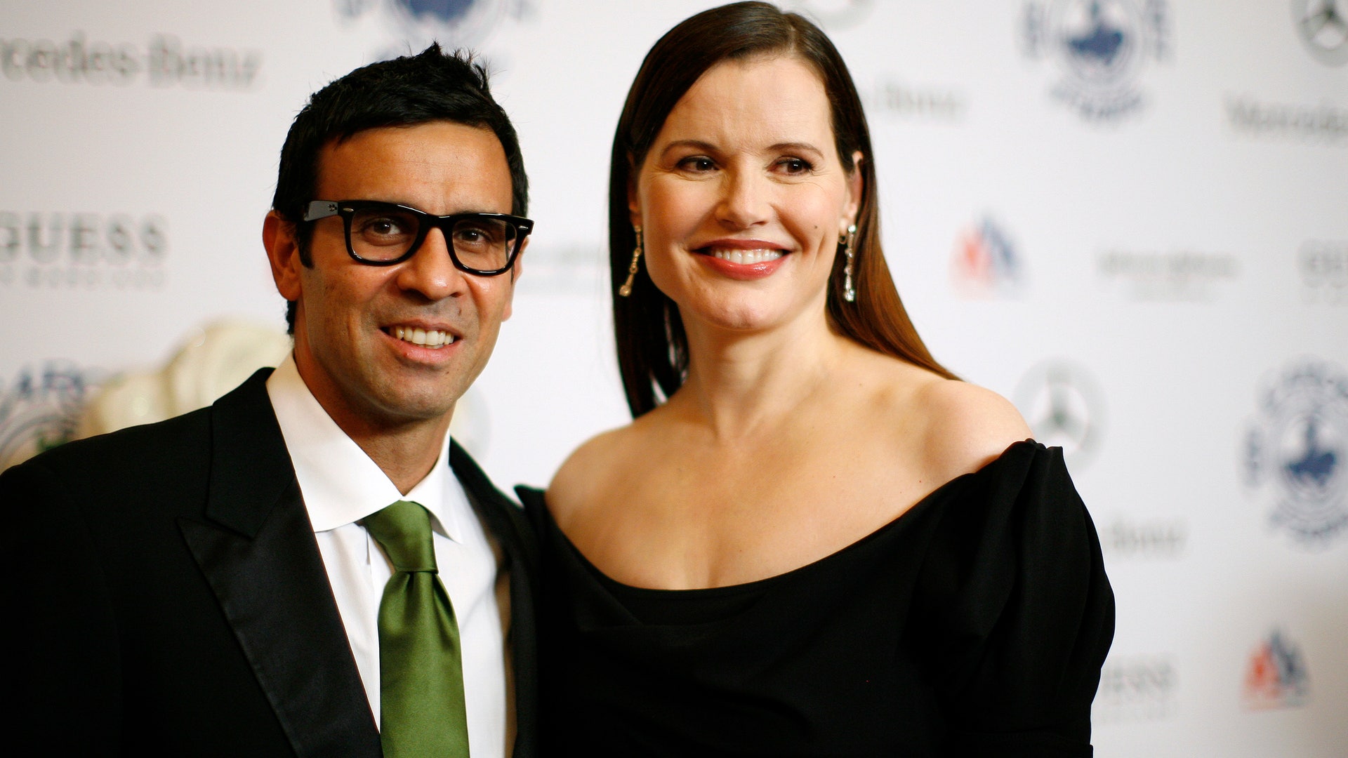 Actress Geena Davis and her husband Reza Jarrahy pose at the 30th Carousel of Hope gala in Beverly Hills, California October 25, 2008. The evening benefits the Barbara Davis Center for Childhood Diabetes. REUTERS/Mario Anzuoni   (UNITED STATES) - RTX9X5W