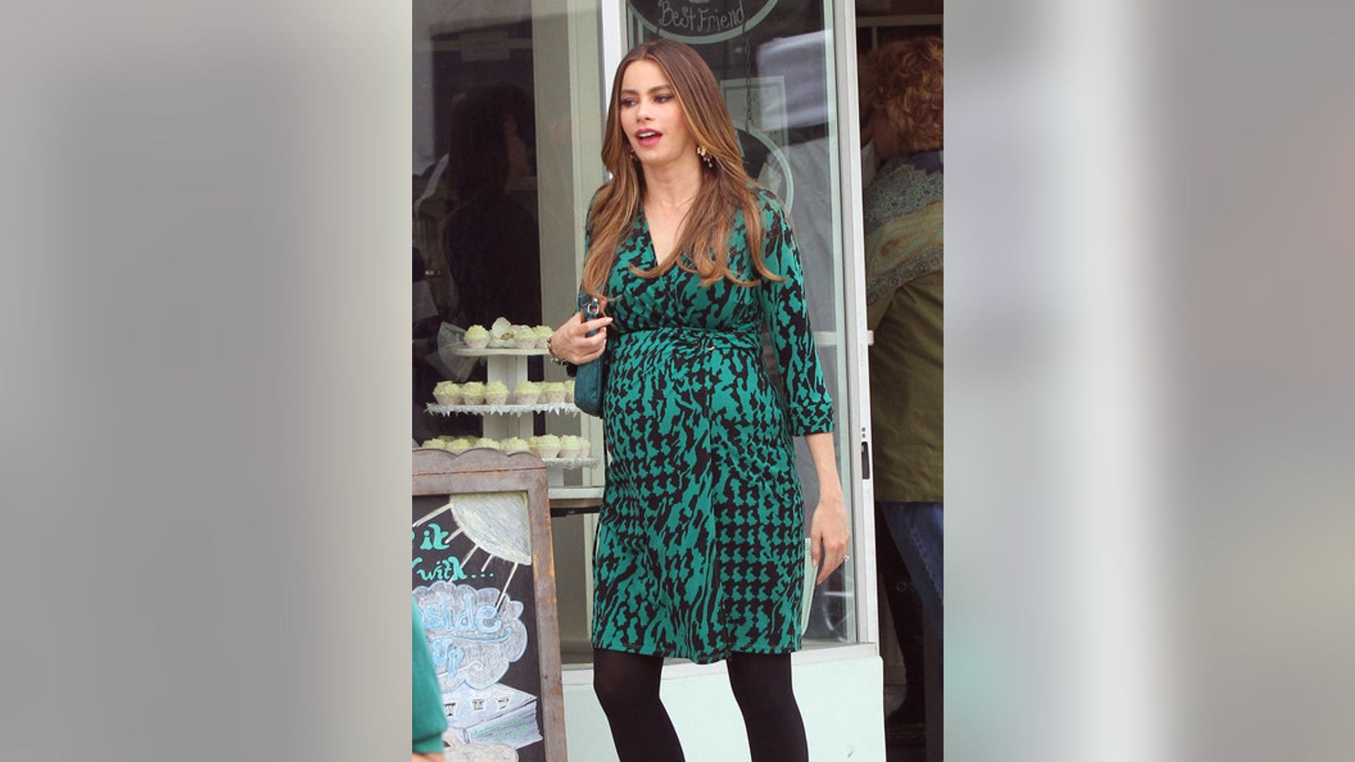 sofia_filming_modern_fam