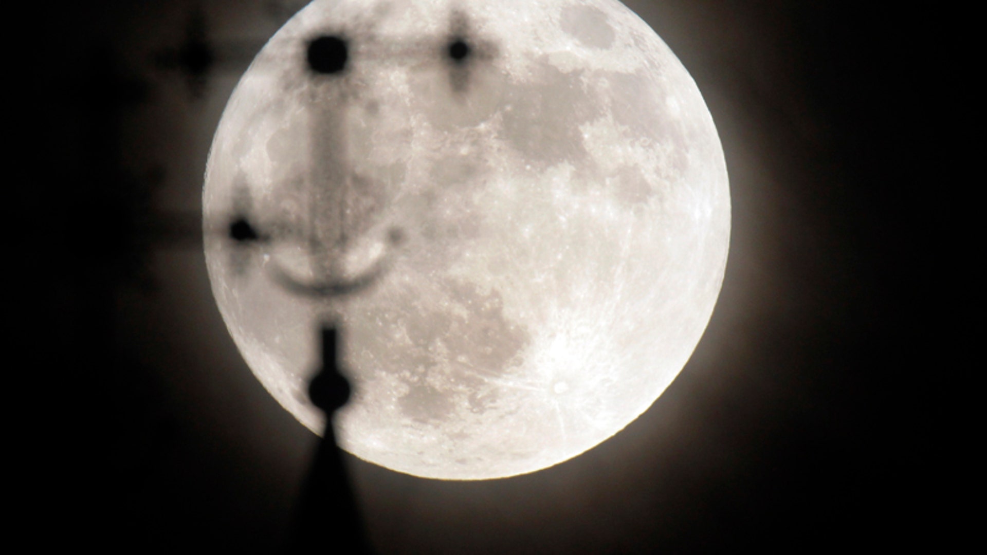 Rises the moon speed. Луна 2012. Полнолуние 2012 май. Луна 27. Луна 5 мая 2012.