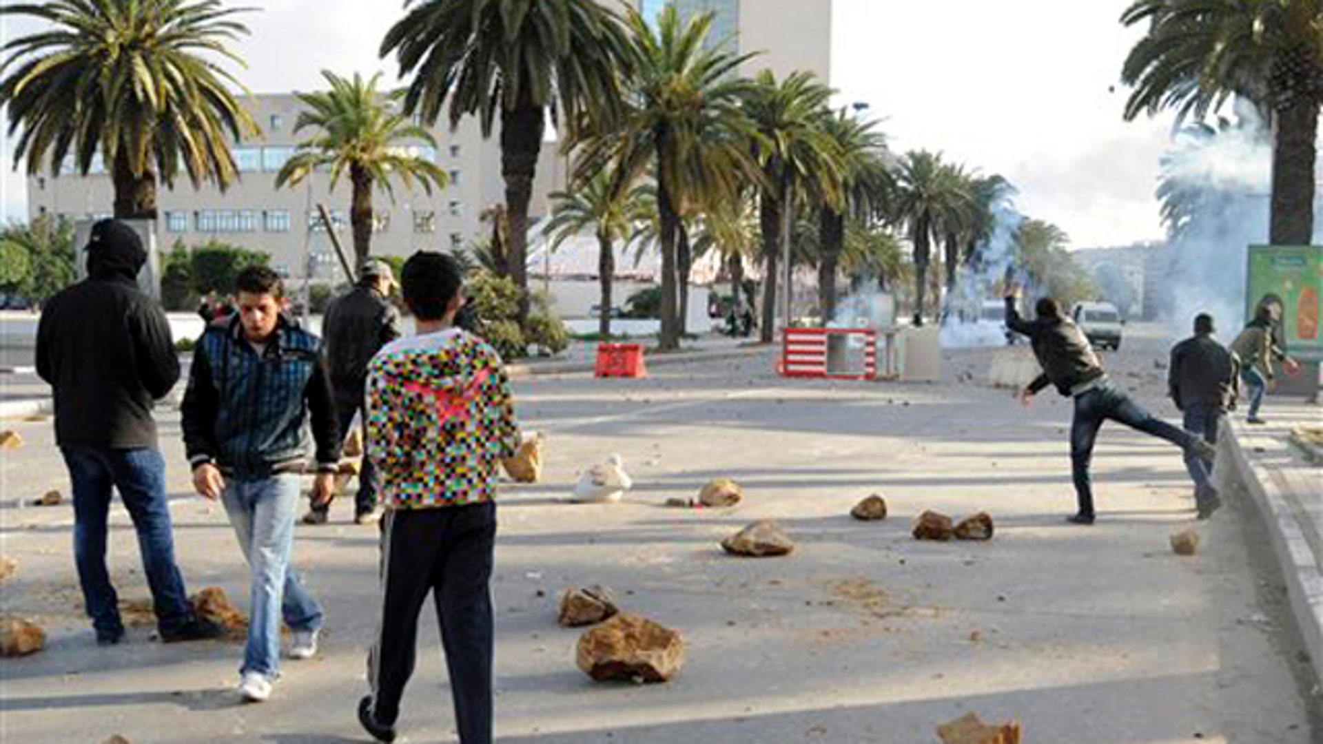 Tunisian youths throw stones at police forces