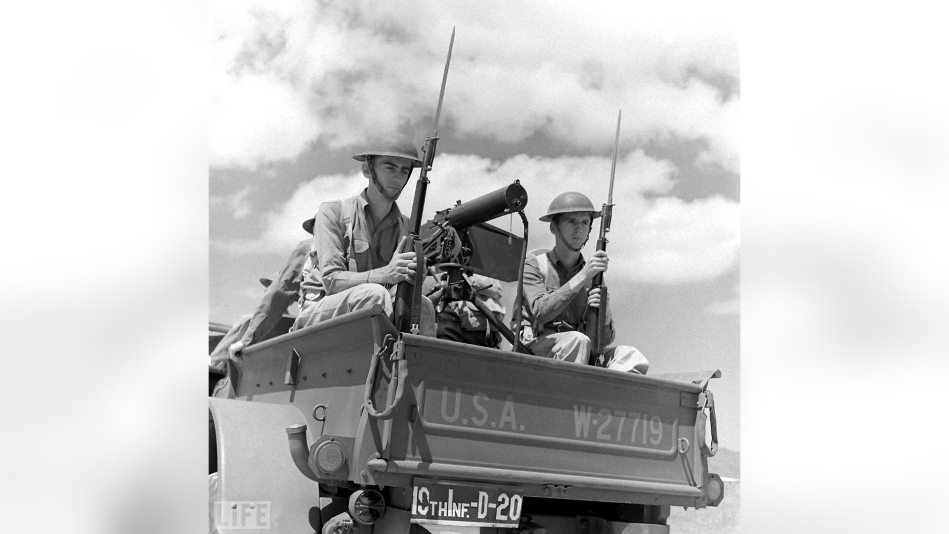 Unpublished, young defenders beside a mounted machine gun, Hawaii, Dec. 1941