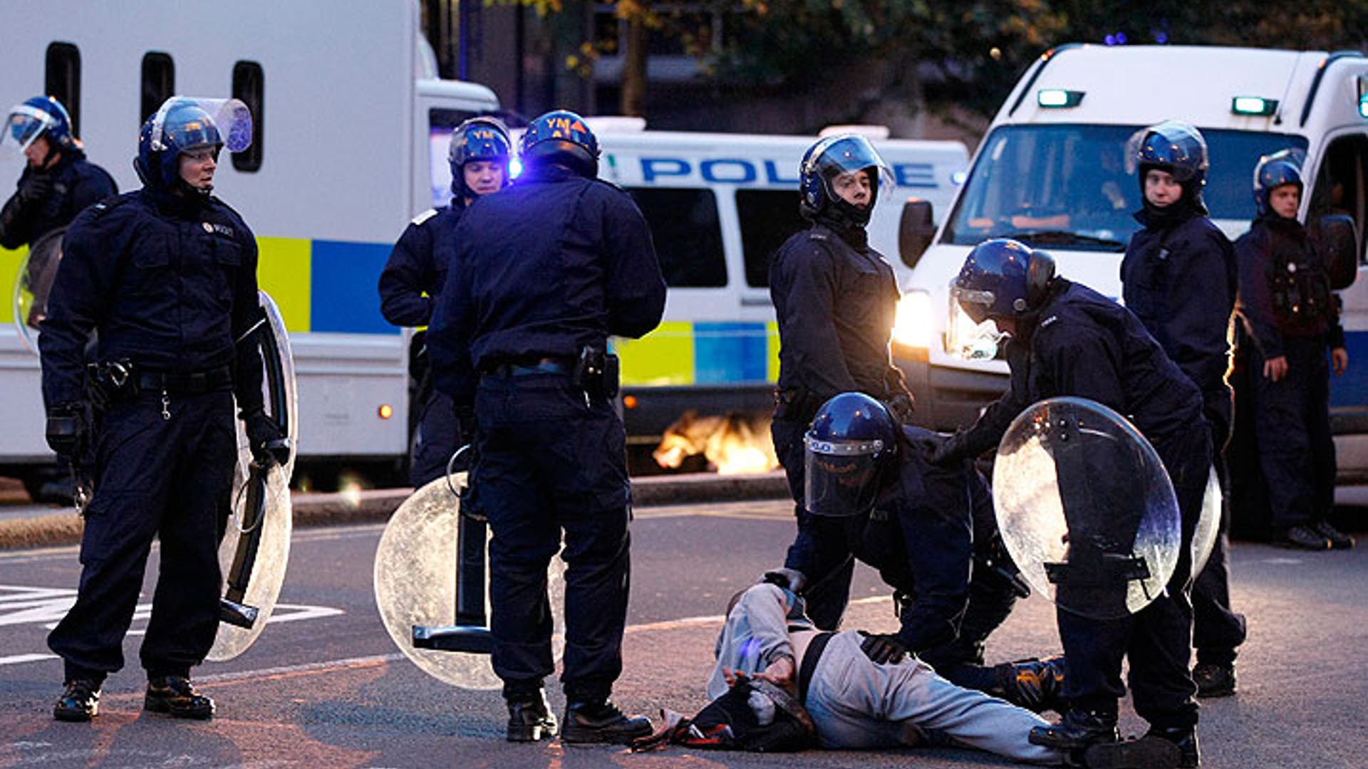 UK_riot_arrest_AP