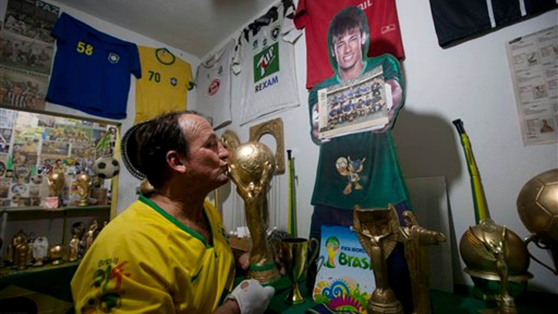 world_cup_trophy_guy__6_