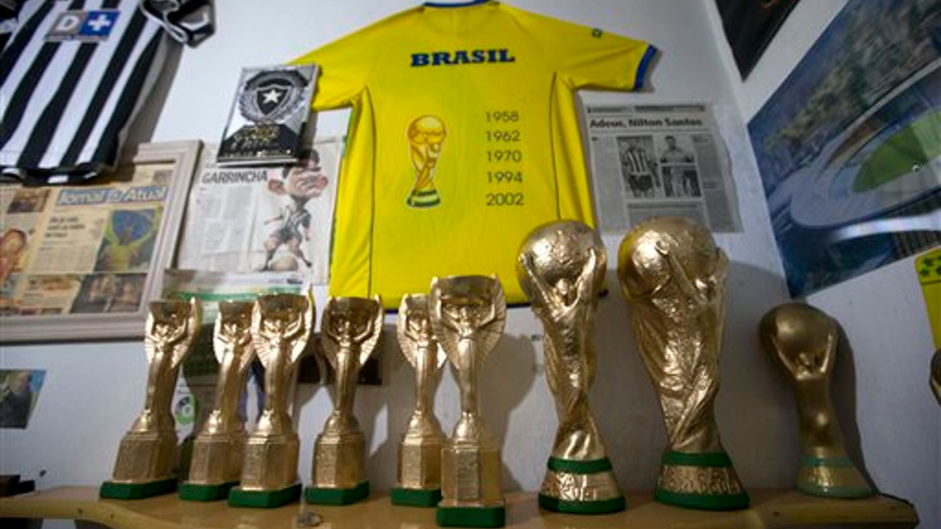 world_cup_trophy_guy__8_