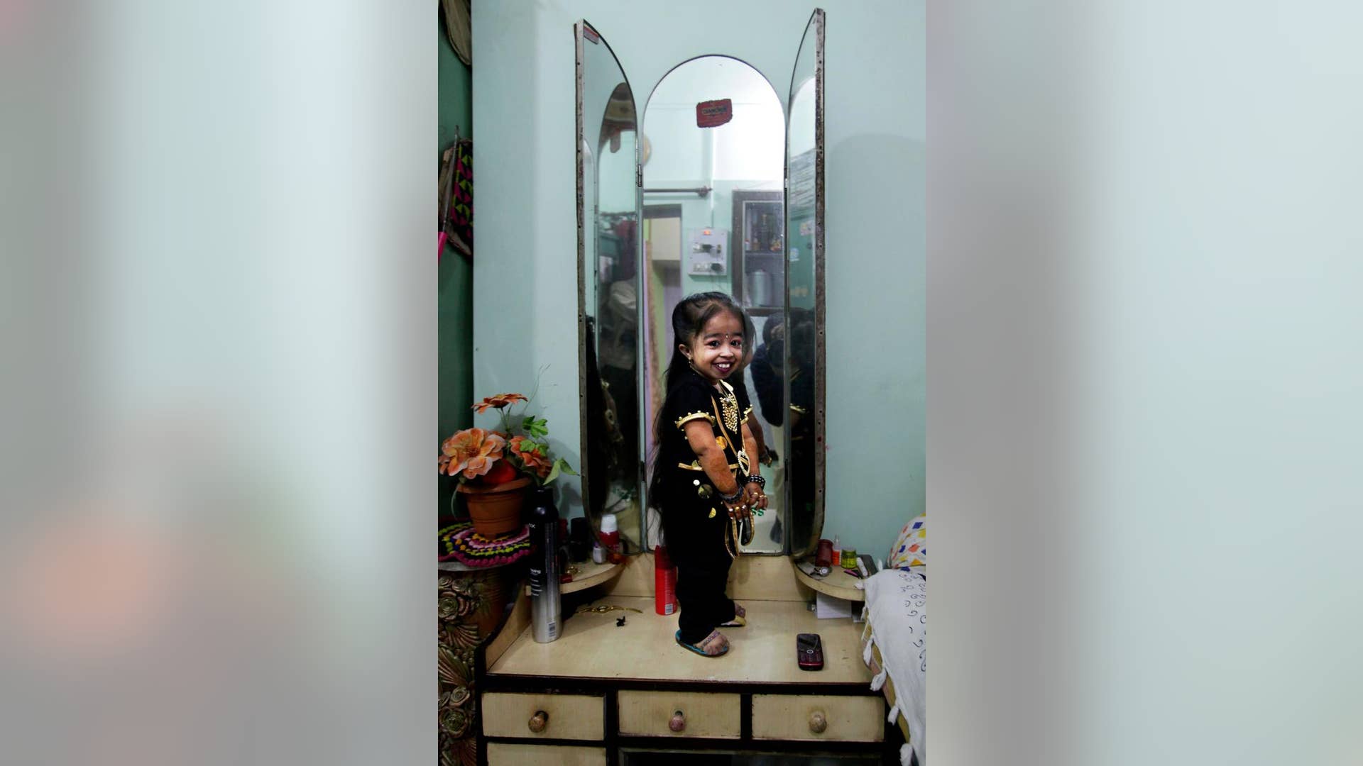 worlds_shortest_woman_3