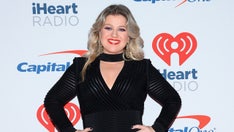 Kelly Clarkson asks divorce judge to restore her last name