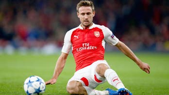 Monreal pens new long-term Arsenal deal