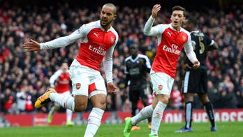 Welbeck snatches last-gasp winner, Arsenal edge Leicester