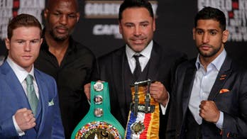 Oscar De La Hoya tries to make Leicester City reference, fails miserably