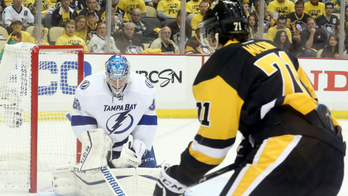 Lightning lose goalie Bishop, still top Penguins in Game 1
