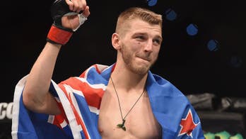 Dan Hooker flattens Ross Pearson with devastating knee-strike knockout