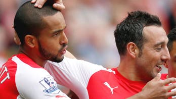 Arsenal attackers Walcott and Cazorla sign contract extensions