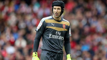 Arsenal boss Wenger thinks Cech can emulate Van der Sar