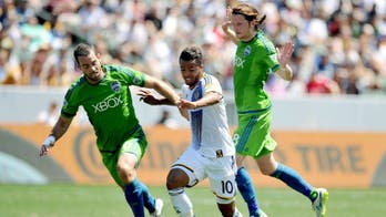 Los Angeles Galaxy cruise past Seattle Sounders