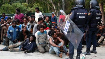 Hundreds of migrants cross fence into Spain again