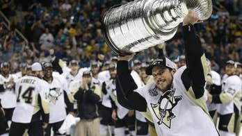 Sidney Crosby hoists Stanley Cup during parade in Canada