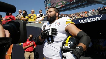 Ex-NFL lineman hopes people defend Steelers' Alejandro Villanueva after stir over helmet decal